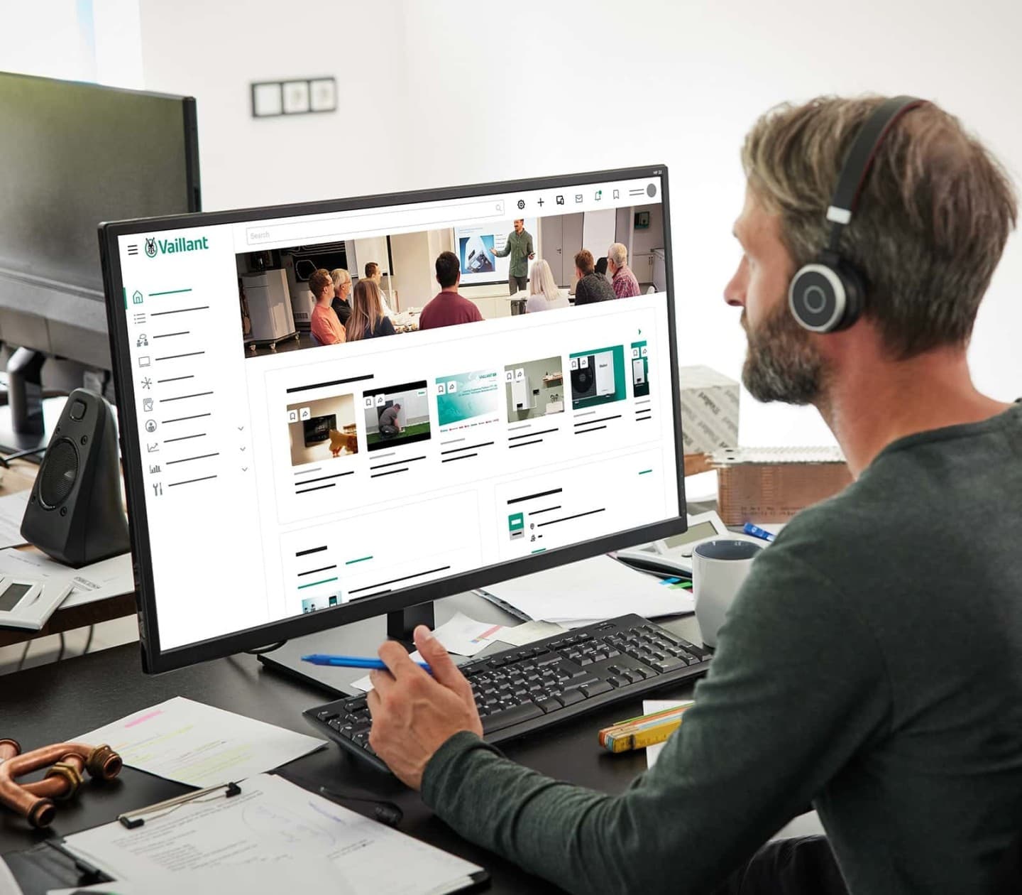 Instalator podczas szkolenia online